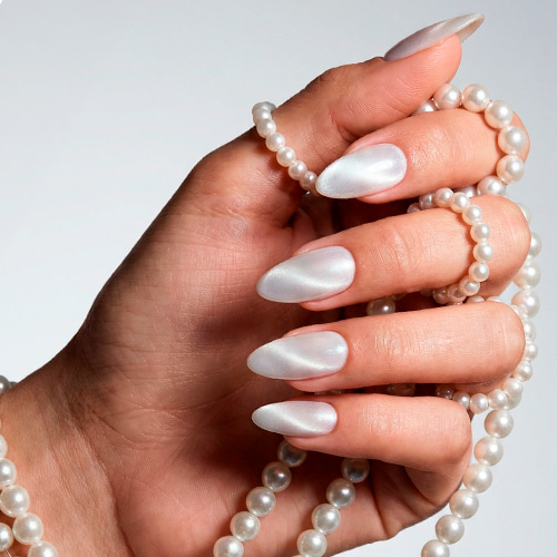 Pantone 2026 cloud dancer – деликатный маникюр светлые дизайны