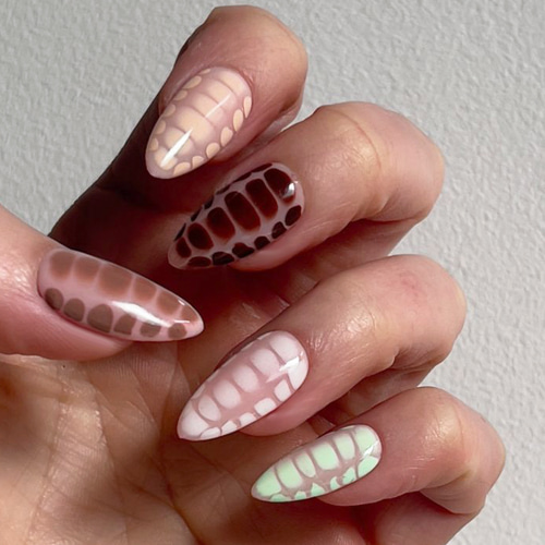 Текстурний манікюр blooming gel із сучасним анімалістичним дизайном