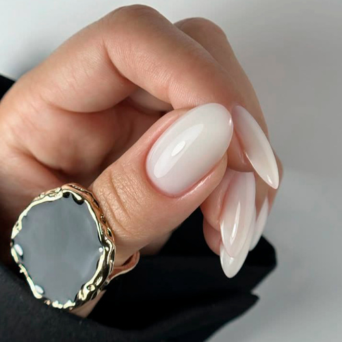 Cloud dancer pantone – светлый nail-стиль базовое покрытие