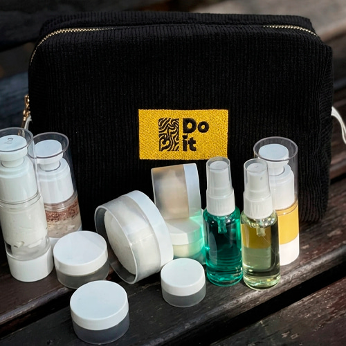 Косметичні засоби в літак у travel-size флаконах для перельоту