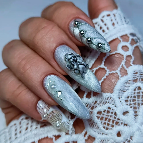 Pantone 11-4201 cloud dancer – базовое покрытие с готическим дизайном