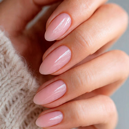 Глянцевый маникюр нюд с аккуратным контуром покрытия glossy pink almond