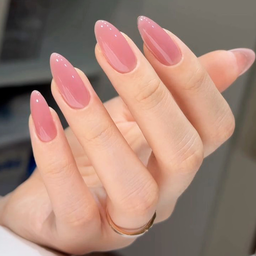 Розовый jelly nails маникюр на миндальных ногтях с глянцем
