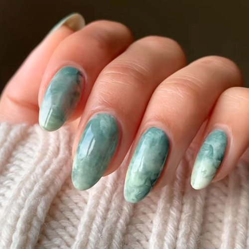 Модний манікюр із дизайном blooming gel та мармуровим ефектом