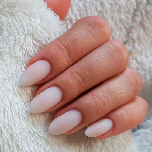 Pantone 2026 cloud dancer – эстетический маникюр в сдержанном стиле