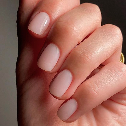 Летний маникюр на короткие ногти в стиле clean aesthetic