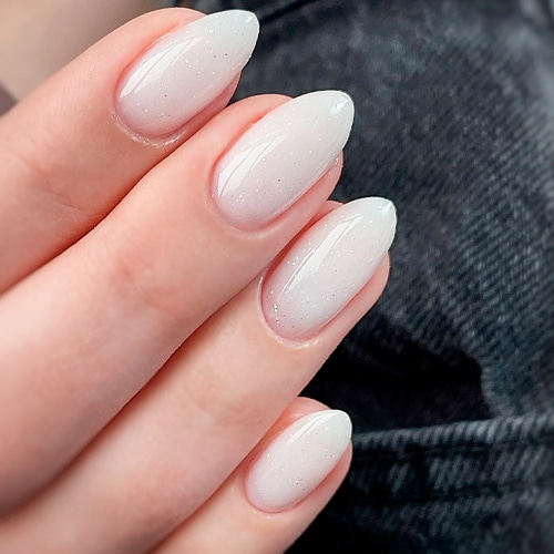 Аккуратный маникюр на короткие ногти в стиле clean girl с деликатным блеском