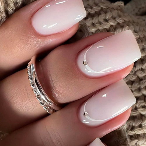 Cloud dancer pantone – чистый nail-дизайн со стразами