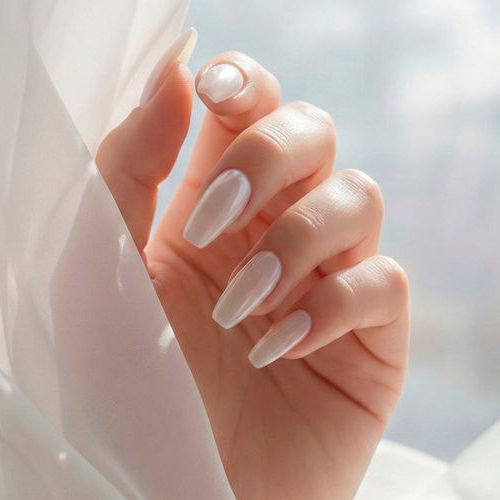 Pantone cloud dancer белый оттенок – аккуратный маникюр с жемчужной втиркой