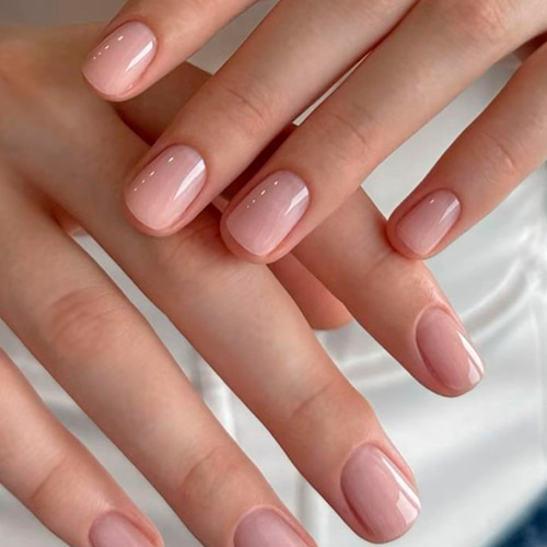 Нюдовый минималистичный маникюр на короткие ногти в стиле clean girl