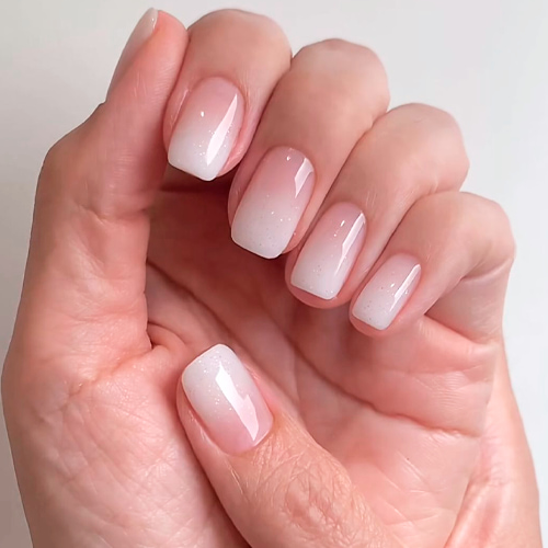 Pantone 11-4201 cloud dancer размытый френч – тренд маникюра 2026