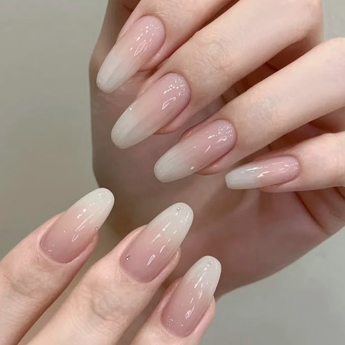 Cloud dancer pantone – аккуратный маникюр омбре