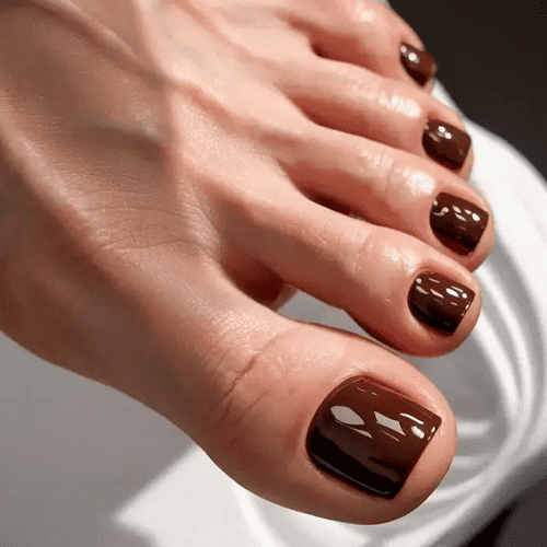 Педикюр тренды 2026 в оттенке custom chestnut с блеском
