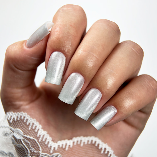 Pantone 2026 cloud dancer – светлый маникюр с эффектом кошачьего глаза