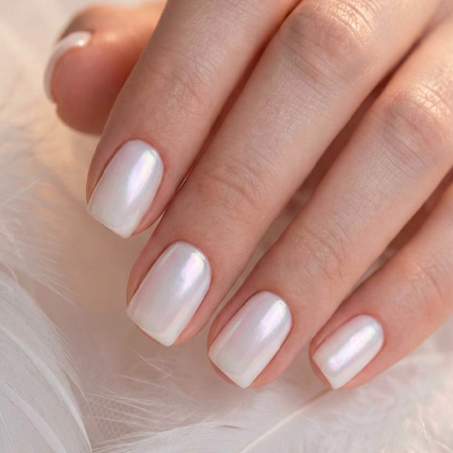 Pantone цвет 2026 спокойные цвета – универсальный маникюр с жемчужным топом