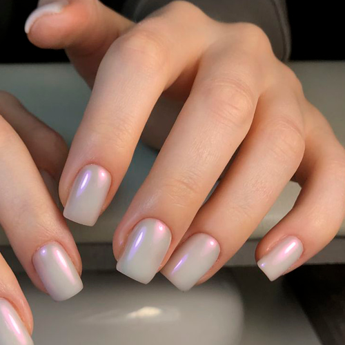 Pantone cloud dancer – современный дизайн ногтей в минималистичном стиле 