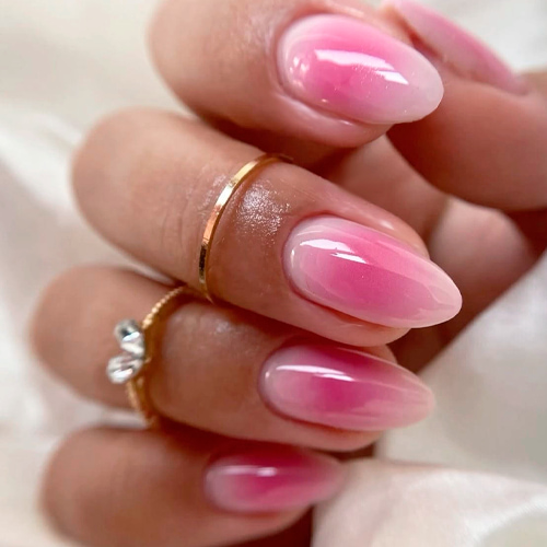 Гарний манікюр у техніці blooming gel з плавними переходами