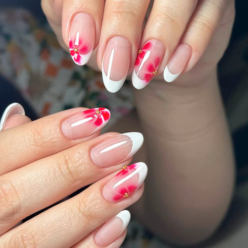 Blooming gel манікюр із ніжними квітковими мотивами