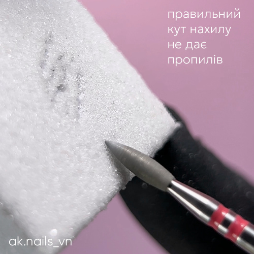 Демонстрация техники работы фрезой на тренажере для маникюра