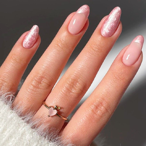 Маникюр с перламутром в светло-розовом тоне pearl nails