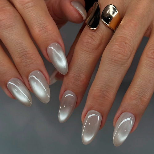 Серый маникюр «Кошачий глаз» в минималистическом стиле