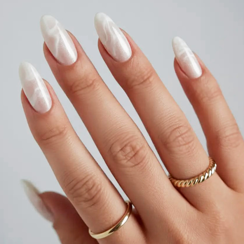 Pantone 11-4201 cloud dancer – нежный дизайн с нейтральными оттенками 