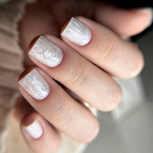 Pantone 2026 cloud dancer – светлые оттенки в нейл-дизайне