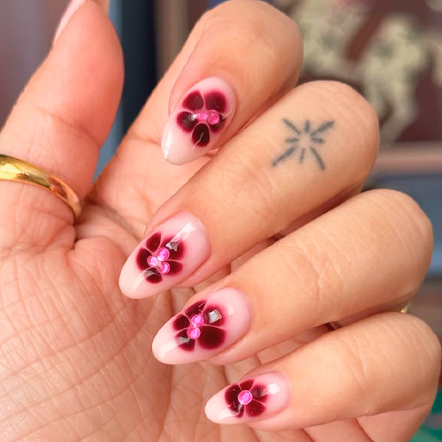 Квітковий дизайн нігтів у техніці blooming gel