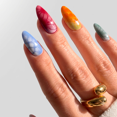 Модний дизайн нігтів blooming gel із яскравими відтінками