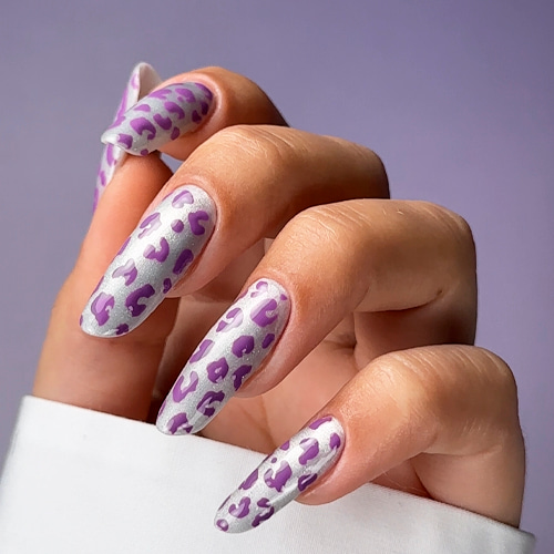 Cloud dancer pantone – эстетический маникюр с ярким нейл-артом