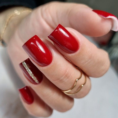Алый маникюр с простым nail art для повседневного образа
